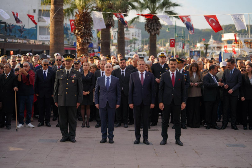 10 Kasım Atatürk’ü Anma Günü’nde Ayvalık Cumhuriyet Meydanı Doldu 