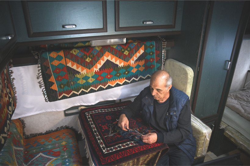 Sındırgı'ya yaşayan halı tamircisi dükkanını karavana taşıdı