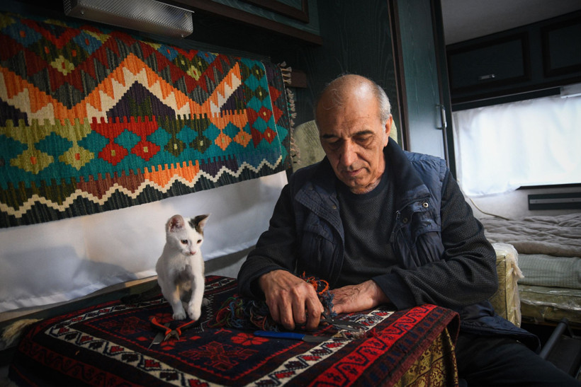 Sındırgı'ya yaşayan halı tamircisi dükkanını karavana taşıdı