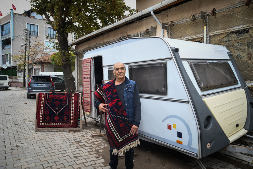 Sındırgı'ya yaşayan halı tamircisi dükkanını karavana taşıdı