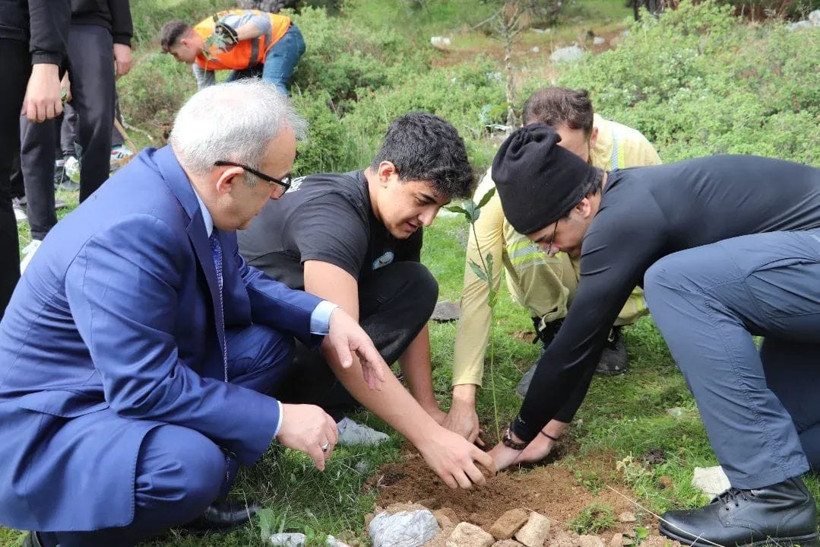 Edremit'te Öğrenciler Fidan Dikerek, Geleceğe Umut Oldu