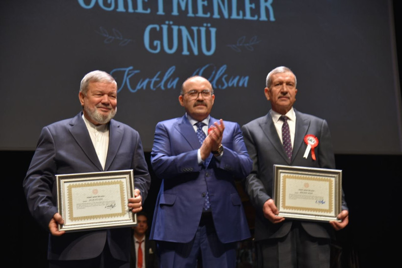 Geleceğin Mimarlarına Büyük Vefa: Balıkesir’de 24 Kasım Öğretmenler Günü Coşkuyla Kutlandı