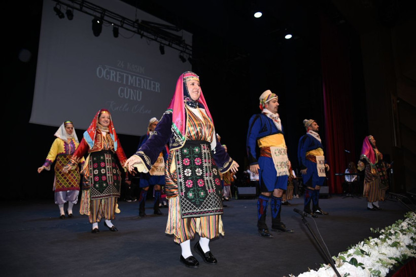 Geleceğin Mimarlarına Büyük Vefa: Balıkesir’de 24 Kasım Öğretmenler Günü Coşkuyla Kutlandı