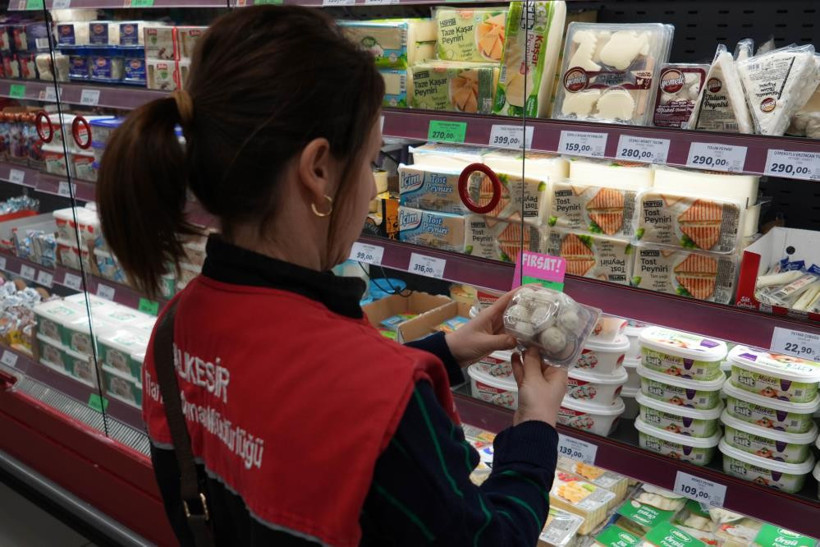 Bizzat Kendisi Denetledi! Balıkesir'de Marketler Denetim Altında!