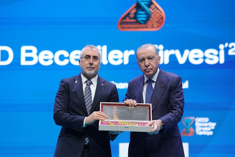 Zirvede konuşan Erdoğan, Türkiye Yüzyılı vizyonunun merkezinde nitelikli insan kaynağı, güçlü aile yapısı, üretken ekonomi ve kapsayıcı sosyal kalkınma bulunduğunu ifade etti.