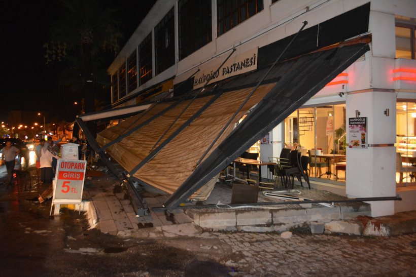 BALIKESİR'DE HORTUM İŞ YERLERİNE ZARAR VERDİ - 1. resim