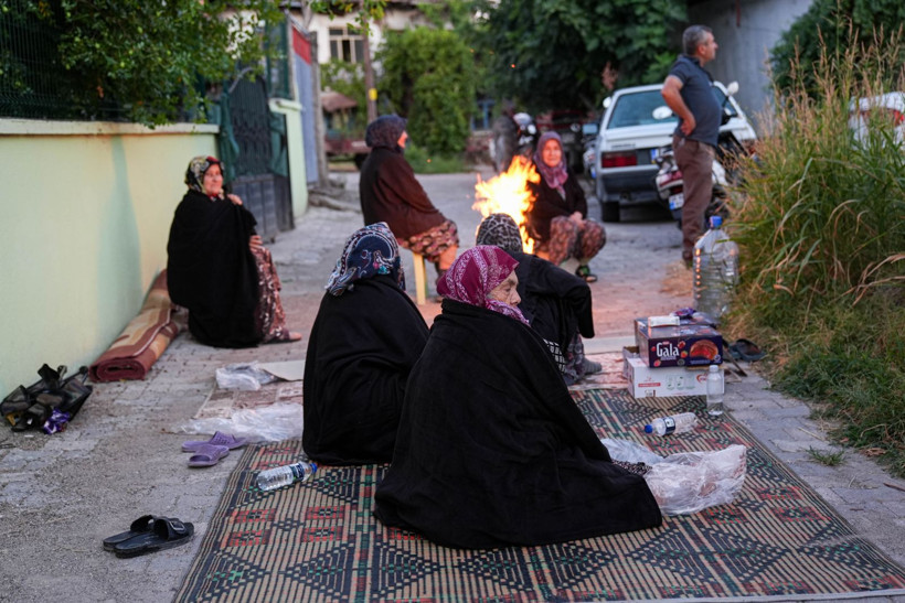 Sındırgı’da Mahalle Sakinleri Geceyi Sokakta Geçirdi - Resim: 6