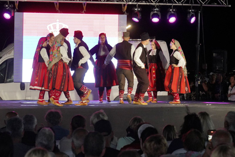 Görüntüler Olay Oldu! Balıkesir'de Erkeklerin dansı tepki çekti - Resim: 3