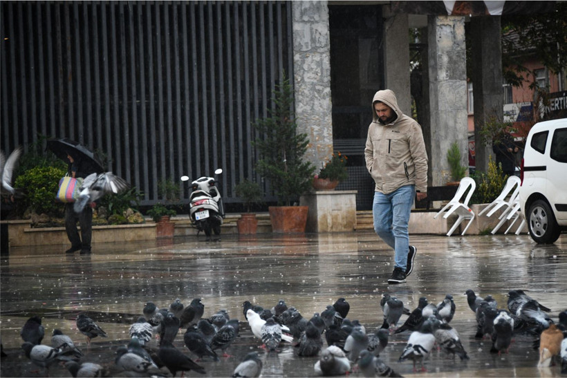 Sındırgı’da Depremden Sonra Sokaklardan 'Anlamlı' Kareler - Resim: 10