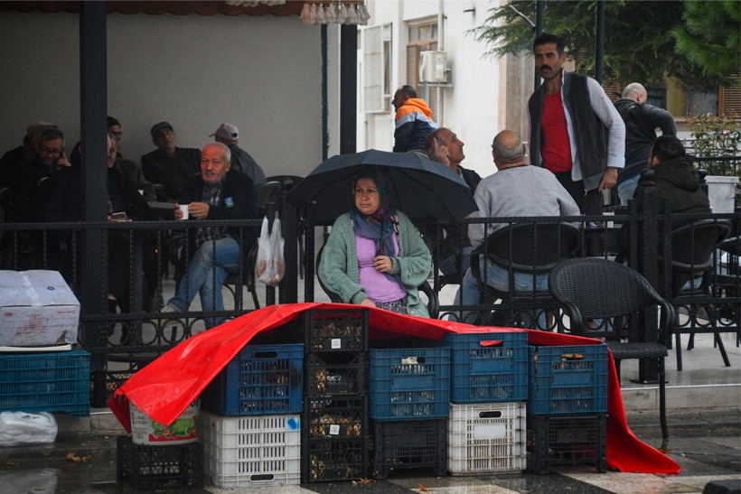 Sındırgı’da Depremden Sonra Sokaklardan 'Anlamlı' Kareler - Resim: 7