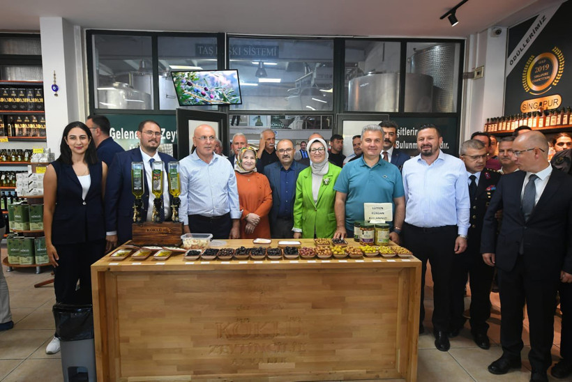 Balıkesir’in Ayvalık ilçesinde bu yılın ilk zeytinyağı, düzenlenen törenle sıkıldı. Etkinlik, hem bölge üreticileri hem de davetliler için heyecan verici anlara sahne oldu.