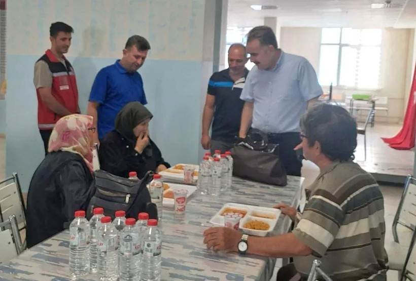 Yangın Bölgesinden Tahliye Edilen Vatandaşlara Moral Ziyareti