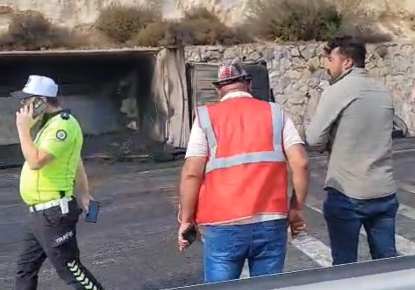 Edremit’te Asfalt Yüklü Kamyon Devrildi, Alev Aldı