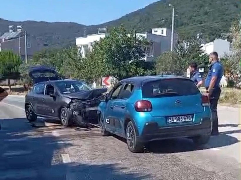 Balıkesir’de 2 Araç Kafa Kafaya Çarpıştı: 5 Yaralı