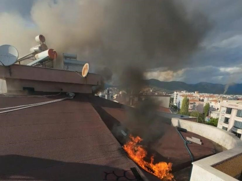 Balıkesir'de Apartman Çatısında Korkutan Yangın! - 2. resim
