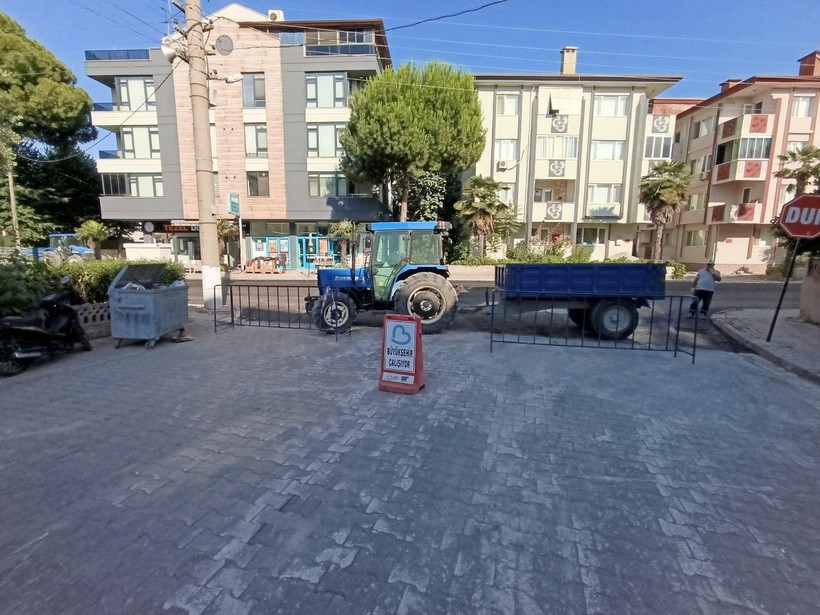  Gönen’de Kızılay Caddesi Yenileniyor  Gönen Belediyesi, Balıkesir Büyükşehir Belediyesi iş birliğiyle ilçede ulaşım konforunu artırmak amacıyla başlattığı asfalt yenileme çalışmalarını aralıksız sürdürüyor. İlçenin önemli arterlerinden biri olan Kızılay Caddesi’nde yürütülen çalışmalar, gece gündüz demeden devam ediyor. Gönen Belediye Başkanı İbrahim Palaz, daha modern, güvenli ve düzenli yollar için yoğun bir çaba gösterdiklerini belirterek, “Vatandaşlarımızın daha rahat ve güvenli bir ulaşım imkanına kavuşması için ekiplerimizle birlikte gece gündüz sahadayız. Balıkesir Büyükşehir Belediyemizle el ele vererek Gönen’i daha yaşanabilir hale getirmeye kararlıyız,” dedi. Çalışmalar tamamlandığında, Kızılay Caddesi’nin hem estetik hem de teknik açıdan daha modern bir görünüme kavuşması hedefleniyor. Belediye yetkilileri, altyapıya yönelik bu tür yatırımların ilçenin genel ulaşım ağını güçlendireceğini vurguladı.