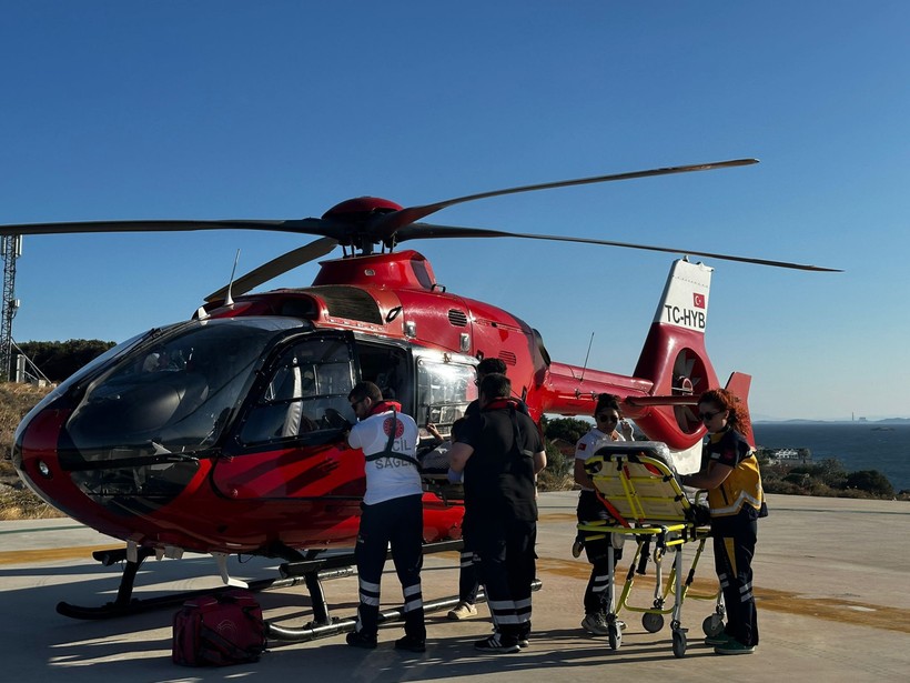  Avşa’da Deniz Kapandı, Gökyüzü Açıldı! Helikopterle Hayat Seferi Balıkesir İl Sağlık Müdürü Dr. Miraç Çavdar'ın verdiği bilgiye göre, Avşa Adası Aile Sağlığı Merkezi’ne biri beyin damar tıkanıklığı (Akut SVO), diğeri ise ilaç zehirlenmesi (ilaç intoksikasyonu) şüphesiyle iki hasta başvurdu. 46 yaşındaki C.S. ambulansla sağlık merkezine ulaştırılırken, 18 yaşındaki İ.R. ise kendi imkânlarıyla başvurusunu gerçekleştirdi. Hava koşullarının elverişsiz olması nedeniyle hastaların deniz yoluyla sevki sağlanamadı. Bunun üzerine hastaların Bandırma Eğitim ve Araştırma Hastanesi’ne acil ulaştırılabilmesi için Çanakkale 112 Komuta Merkezi’nden helikopter ambulans talep edildi. Çanakkale’den havalanan helikopter, Avşa Adası’ndaki Mavi Koy heliport alanına başarılı bir iniş gerçekleştirdi. İlk olarak beyin damar tıkanıklığı tanılı C.S., ardından da yeniden Avşa Adası’na dönülerek ilaç zehirlenmesi şüphesiyle başvuran İ.R. helikopterle Bandırma’ya sevk edildi. Her iki hasta da Bandırma Eğitim ve Araştırma Hastanesi'nde tedavi altına alınırken, helikopter ambulans görevini tamamladıktan sonra adadan ayrıldı.