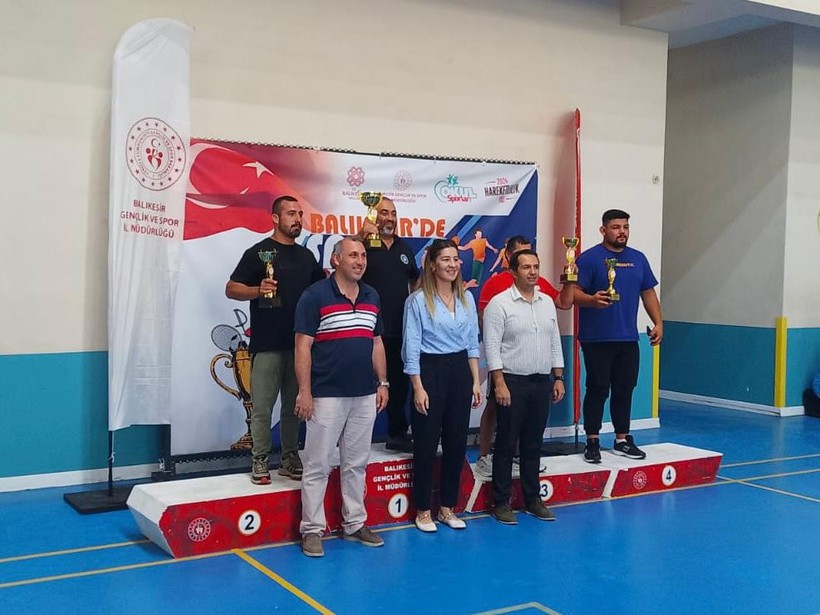 Minderde zafer Büyükşehir’in! Genç sporcular 14 madalya kazandı Balıkesir Büyükşehir Belediyesi’nin spora yönelik yatırımları, genç sporcuların başarıya ulaşmasında önemli bir rol oynarken, Balıkesir’in adını uluslararası arenada da duyurmaya devam ediyor. Balıkesir Gençlik ve Spor İl Müdürlüğü tarafından Türkiye – Almanya iş birliğiyle hayata geçirilen “Uluslararası Sportif Gençlik Değişim Projesi” kapsamında düzenlenen güreş müsabakalarında, genç sporcular 14 madalya kazandı. Balıkesir Büyükşehir Belediye Başkanı Ahmet Akın’ın destekleriyle her geçen gün daha da güçlenen Balıkesir Büyükşehir Belediye Spor Kulübü, hem ulusal hem de uluslararası düzeyde adından söz ettirmeye devam ediyor. Türkiye – Almanya iş birliğiyle hayata geçirilen “Uluslararası Sportif Gençlik Değişim Projesi” kapsamında düzenlenen spor organizasyonunda Türk ve Alman sporcular mindere çıkarken, Balıkesir Büyükşehir Belediye Spor Kulübü Bandırma Gençlik ve Spor Merkezi sporcuları gösterdikleri üstün performansla göz doldurdu. Balıkesir Şehit Turgut Solar Kapalı Spor Salonu’nda düzenlenen müsabakalarda Balıkesir Büyükşehir Belediye Spor Kulübü Bandırma Gençlik ve Spor Merkezi sporcuları, müsabakalar sonucunda toplam 14 madalya toplayarak büyük bir başarı örneği gösterdiler.  BÜYÜKŞEHİR’İN SPORCULARI GREKOROMEN VE SERBEST STİLDE KÜRSÜDEN İNMEDİLER U15 Grekoromen Güreş kategorisinde 52 kiloda Ahmet Faruk Aydın üçüncü, 57 kiloda Yusuf Emre Doğan üçüncü, 68 kiloda Oğuzhan Güney ikinci, 75 kiloda Ali Kemal Gören ikinci, yine aynı kiloda Kani Muhammed Kül üçüncü, 85 kiloda Uras Yenişen ikinci, Yavuz Selim Kartın ise üçüncü oldu. U15 Serbest Güreş kategorisinde de başarılı sonuçlar elde eden sporculardan 52 kiloda Ahmed Faruk Aydın üçüncülük, 68 kiloda Oğuzhan Güney ikincilik, 75 kiloda Ali Kemal Gören ikincilik, aynı kiloda Kani Muhammed Kul üçüncülük, 85 kiloda Uras Yenişen ikincilik, Yavuz Selim Kartın ise üçüncülük elde etti. U20 Grekoromen Güreş kategorisinde ise 130 kiloda mindere çıkan Can Kuşçu, rakiplerini geride bırakarak şampiyonluk kürsüsüne çıktı.  