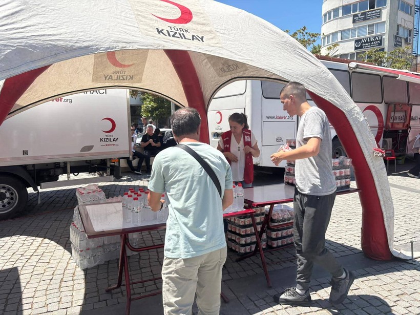 Kızılay’dan Sıcak Havalarda Serinleten İkram