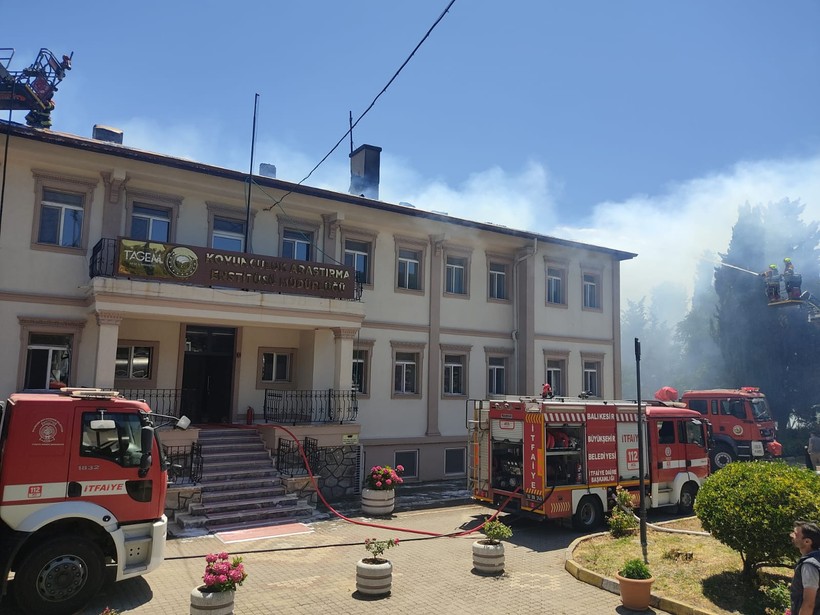 Bandırma’da Koyunculuk Araştırma  Enstitüsünde Çatı Yandı