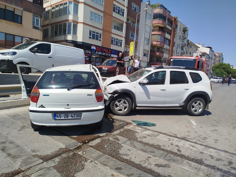  Balıkesir’de Otel Basri Önünde Çift Taraflı Kaza 1 Yaralı