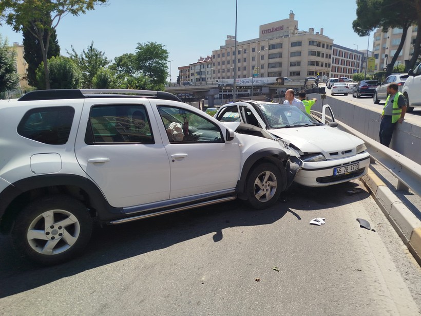  Balıkesir’de Otel Basri Önünde Çift Taraflı Kaza 1 Yaralı