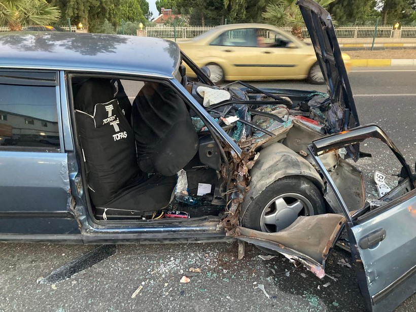 Altınoluk’ta Trafik Kazası: Bir Kişi Araçta Sıkıştı