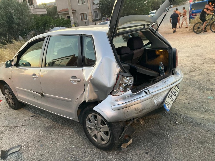 Altınoluk’ta Trafik Kazası: Bir Kişi Araçta Sıkıştı