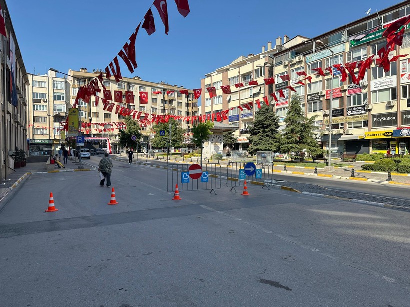 Balıkesir Millî İrade Meydanı’nda Akşam İçin Hazırlıklar Sürüyor