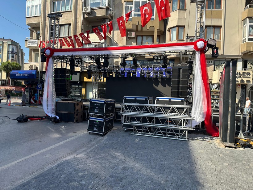 Balıkesir Millî İrade Meydanı’nda Akşam İçin Hazırlıklar Sürüyor