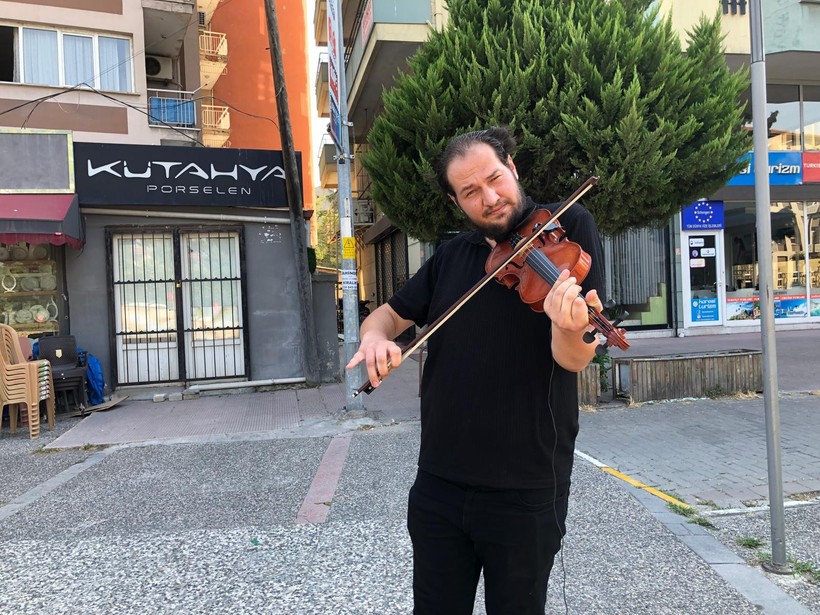 Balıkesir’de Kemanla Konuşan Genç  Sokakların Alaturka Sesi