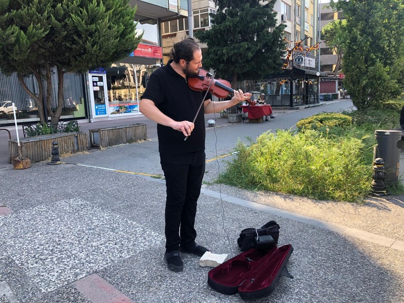 Balıkesir’de Kemanla Konuşan Genç  Sokakların Alaturka Sesi