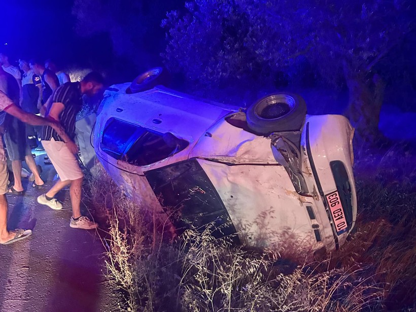 Burhaniye'de Otomobil Zeytin Tarlasına Savruldu: 2 Yaralı