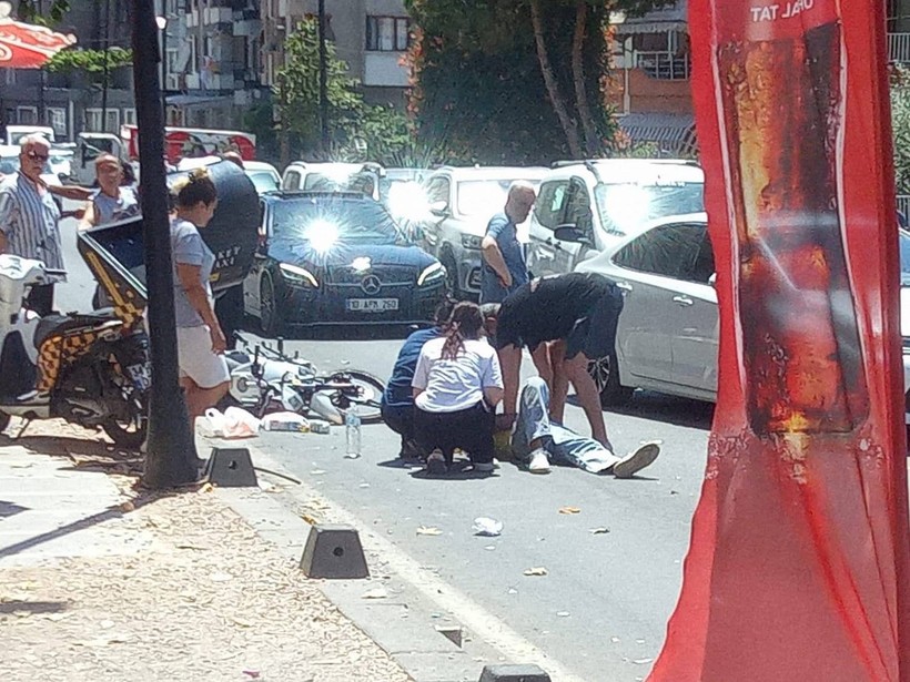  Erdek’te Motosiklet Kazası: 2 Kişi Yaralandı  Balıkesir’in Erdek ilçesi Halitpaşa Mahallesi’nde meydana gelen motosiklet kazasında iki kişi yaralandı. Kazanın ardından bölgede yaşayan vatandaşlar ve cadde esnafı, yetkililere “hız kesici” çağrısında bulundu. Kaza, Zübeyde Hanım Caddesi üzerindeki bir marketin önünde yaşandı. İki motosikletin çarpışması sonucu her iki sürücü de yaralanırken, çevredeki vatandaşların ihbarı üzerine olay yerine sağlık ekipleri sevk edildi. İlk müdahale olay yerinde yapılırken, yaralılar daha sonra Erdek Neyyire Sıtkı Devlet Hastanesi’ne kaldırıldı. Kazanın ardından açıklamalarda bulunan mahalle sakinleri ve cadde esnafı, caddenin geçtiğimiz ay asfaltlanmasından bu yana sürücülerin hız yaptığını, bu nedenle sık sık kazalar yaşandığını ifade etti. Özellikle Havuzlu Meydan ile Palata Çeşmesi arasındaki bölümde, araçların aşırı hız yaptığına dikkat çeken vatandaşlar, hız kesici bariyer taleplerini yineleyerek yetkililerden acil önlem alınmasını istedi. Yaşanan son kazayla birlikte, bölgedeki trafik güvenliği bir kez daha gündeme gelirken, vatandaşlar yeni kazaların yaşanmaması adına hızlı çözüm bekliyor.