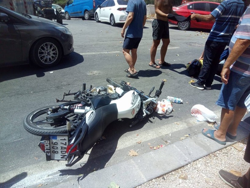  Erdek’te Motosiklet Kazası: 2 Kişi Yaralandı  Balıkesir’in Erdek ilçesi Halitpaşa Mahallesi’nde meydana gelen motosiklet kazasında iki kişi yaralandı. Kazanın ardından bölgede yaşayan vatandaşlar ve cadde esnafı, yetkililere “hız kesici” çağrısında bulundu. Kaza, Zübeyde Hanım Caddesi üzerindeki bir marketin önünde yaşandı. İki motosikletin çarpışması sonucu her iki sürücü de yaralanırken, çevredeki vatandaşların ihbarı üzerine olay yerine sağlık ekipleri sevk edildi. İlk müdahale olay yerinde yapılırken, yaralılar daha sonra Erdek Neyyire Sıtkı Devlet Hastanesi’ne kaldırıldı. Kazanın ardından açıklamalarda bulunan mahalle sakinleri ve cadde esnafı, caddenin geçtiğimiz ay asfaltlanmasından bu yana sürücülerin hız yaptığını, bu nedenle sık sık kazalar yaşandığını ifade etti. Özellikle Havuzlu Meydan ile Palata Çeşmesi arasındaki bölümde, araçların aşırı hız yaptığına dikkat çeken vatandaşlar, hız kesici bariyer taleplerini yineleyerek yetkililerden acil önlem alınmasını istedi. Yaşanan son kazayla birlikte, bölgedeki trafik güvenliği bir kez daha gündeme gelirken, vatandaşlar yeni kazaların yaşanmaması adına hızlı çözüm bekliyor.