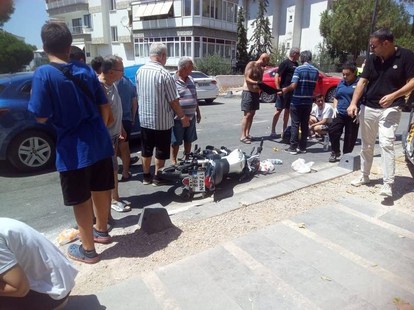  Erdek’te Motosiklet Kazası: 2 Kişi Yaralandı  Balıkesir’in Erdek ilçesi Halitpaşa Mahallesi’nde meydana gelen motosiklet kazasında iki kişi yaralandı. Kazanın ardından bölgede yaşayan vatandaşlar ve cadde esnafı, yetkililere “hız kesici” çağrısında bulundu. Kaza, Zübeyde Hanım Caddesi üzerindeki bir marketin önünde yaşandı. İki motosikletin çarpışması sonucu her iki sürücü de yaralanırken, çevredeki vatandaşların ihbarı üzerine olay yerine sağlık ekipleri sevk edildi. İlk müdahale olay yerinde yapılırken, yaralılar daha sonra Erdek Neyyire Sıtkı Devlet Hastanesi’ne kaldırıldı. Kazanın ardından açıklamalarda bulunan mahalle sakinleri ve cadde esnafı, caddenin geçtiğimiz ay asfaltlanmasından bu yana sürücülerin hız yaptığını, bu nedenle sık sık kazalar yaşandığını ifade etti. Özellikle Havuzlu Meydan ile Palata Çeşmesi arasındaki bölümde, araçların aşırı hız yaptığına dikkat çeken vatandaşlar, hız kesici bariyer taleplerini yineleyerek yetkililerden acil önlem alınmasını istedi. Yaşanan son kazayla birlikte, bölgedeki trafik güvenliği bir kez daha gündeme gelirken, vatandaşlar yeni kazaların yaşanmaması adına hızlı çözüm bekliyor.