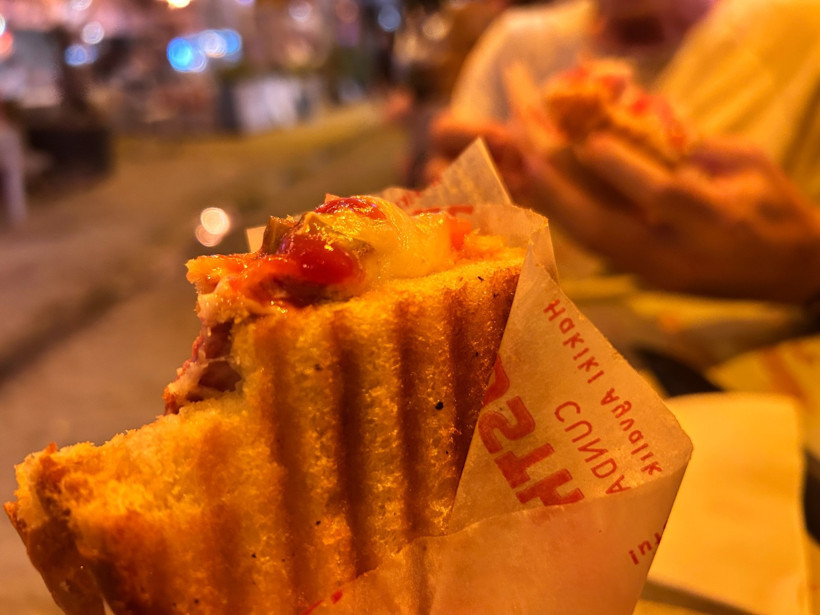Ayvalık'ta Sanatçılarla Tost Reklamı