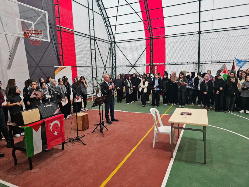 Millî Eğitim Bakanı Yusuf Tekin imzasıyla 81 ile gönderilen yazı doğrultusunda okullarda eş zamanlı düzenlenen “Filistin ve Gazze” temalı farkındalık etkinlikleriyle öğrencilerin vicdan, adalet gibi değerlerle insan olma sorumluluğunu yaşayarak, yaparak kazanmaları ve “Türkiye Yüzyılı Maarif Modeli”nin “erdem-değer-eylem” yaklaşımıyla eleştirel düşünme becerileri ve sorumluluk bilinci geliştirmeleri amaçlandı.