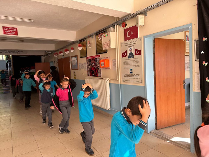 okulda deprem tatbikatı