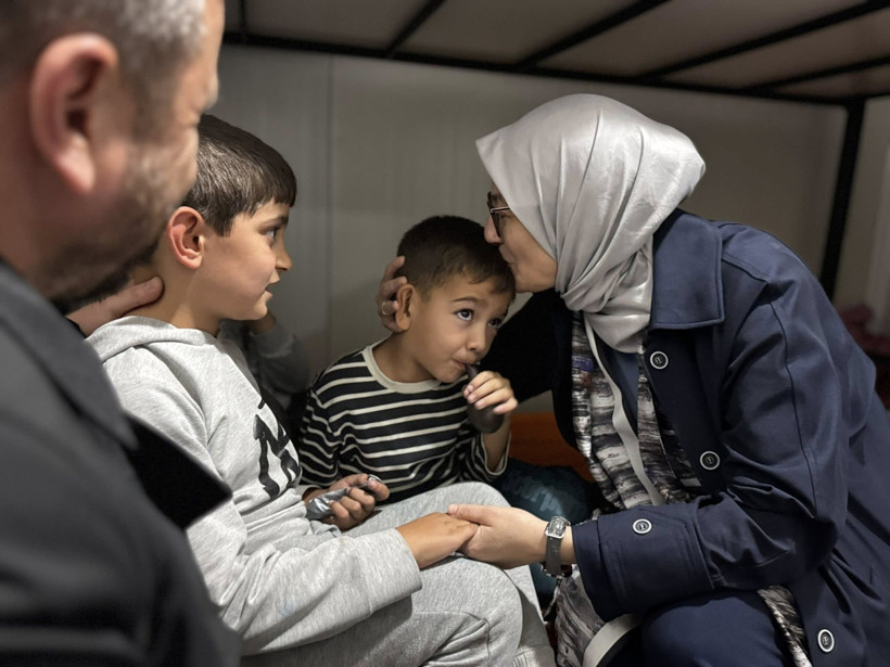 Belgin Uygur'dan Depremzede Cemile Teyze'ye Duygusal Ziyaret - 2. resim