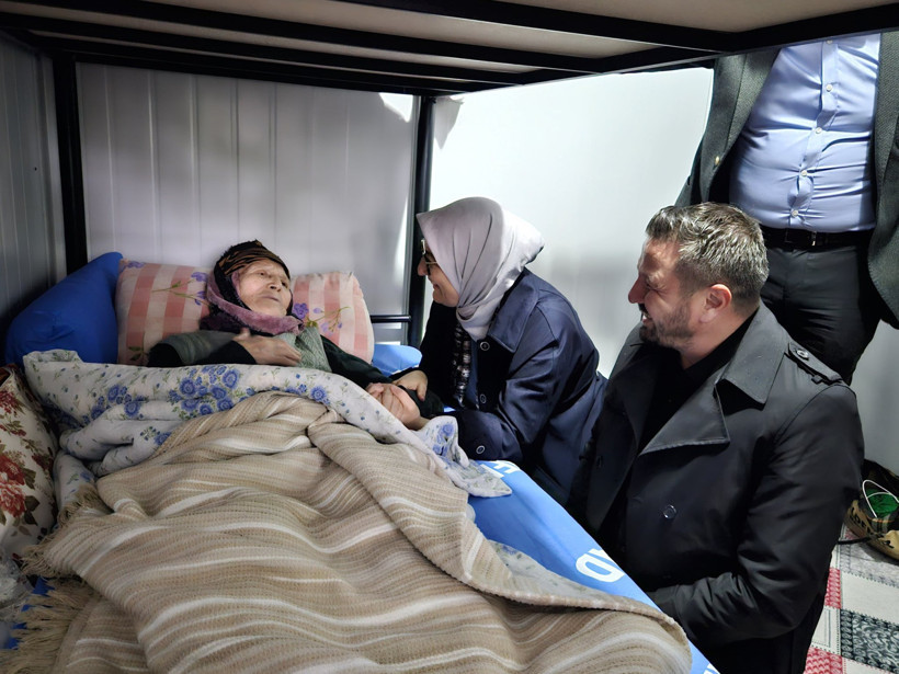 Belgin Uygur'dan Depremzede Cemile Teyze'ye Duygusal Ziyaret - 5. resim