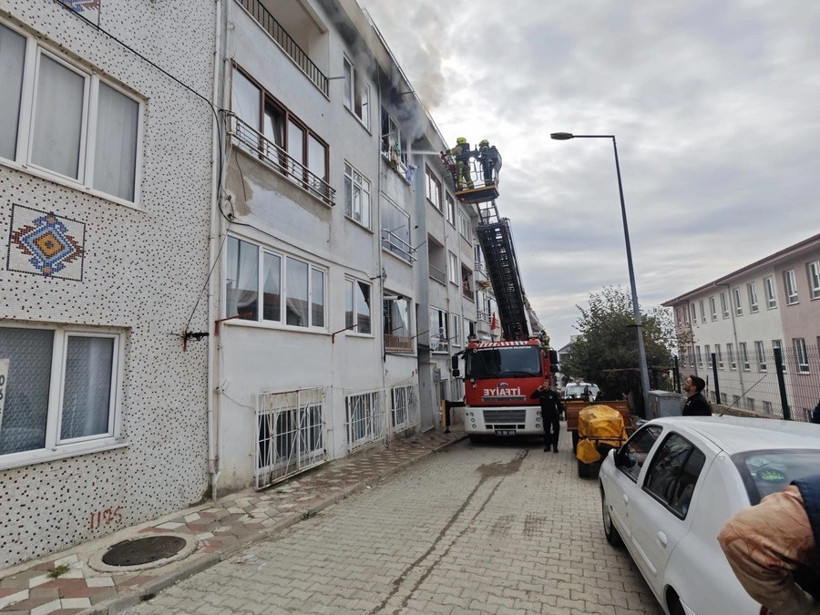 Erdek'te Apartman Yangını: 3. Kattan Gelen Dumanlar Korkuttu!