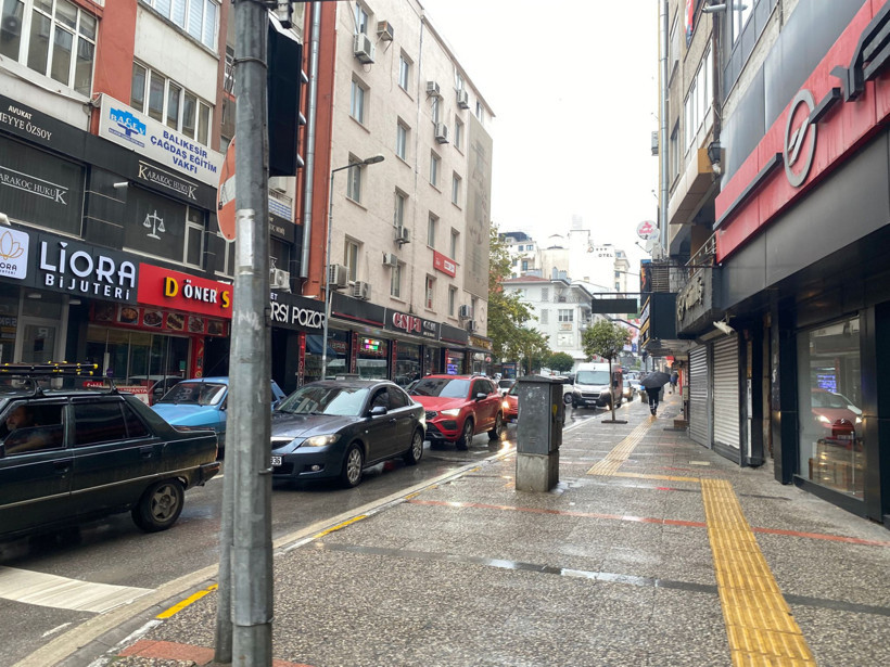 Balıkesir’in O Caddelerinde Trafik Kitleniyor! İlerlemek İmkânsız - 2. resim