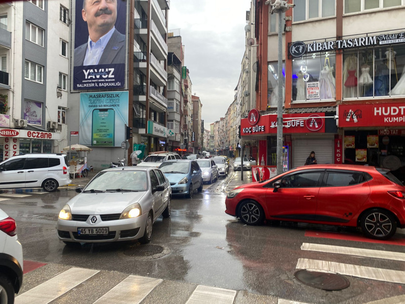 Balıkesir’in O Caddelerinde Trafik Kitleniyor! İlerlemek İmkânsız - 1. resim