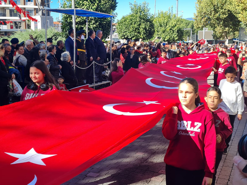 102 Metrelik Türk Bayrağı Omuzlarda Taşındı - 1. resim