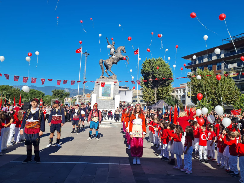 102 Metrelik Türk Bayrağı Omuzlarda Taşındı - 3. resim