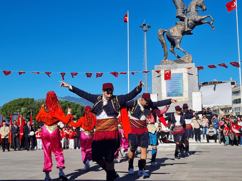 102 Metrelik Türk Bayrağı Omuzlarda Taşındı - 2. resim