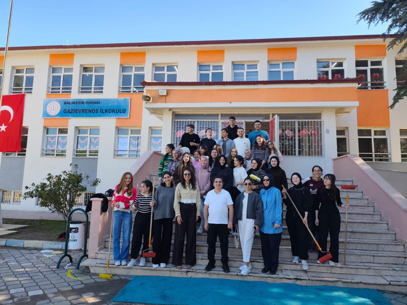 Üniversiteli gençlerden İlkokula çocuklar için oyun alanı - 1. resim