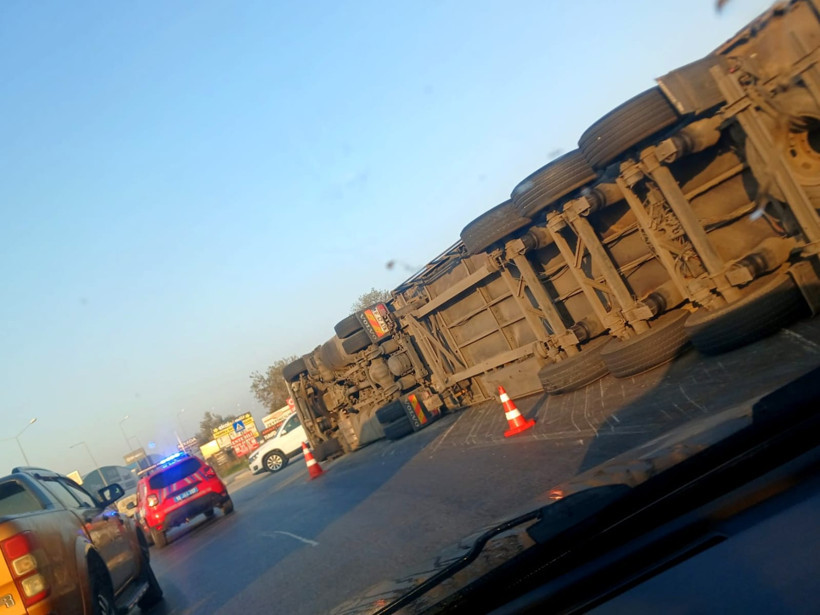 Zeytinli Kavşağında Devrilen Tır 9 Saat Sonra Kaldırıldı - 1. resim