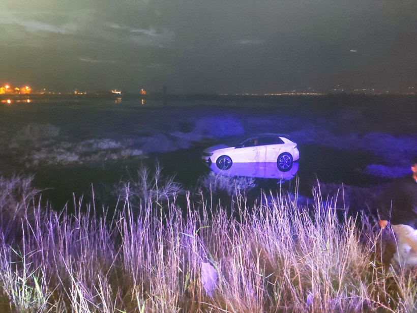 Balıkesir Burhaniye’de Su Birikintisine Giren Otomobilde Sürücü Mahsur Kaldı 